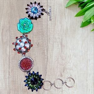 COPY - Beautiful silver 3 toggle closure ginger snap bracelet w/ 5 snaps. BRAND…